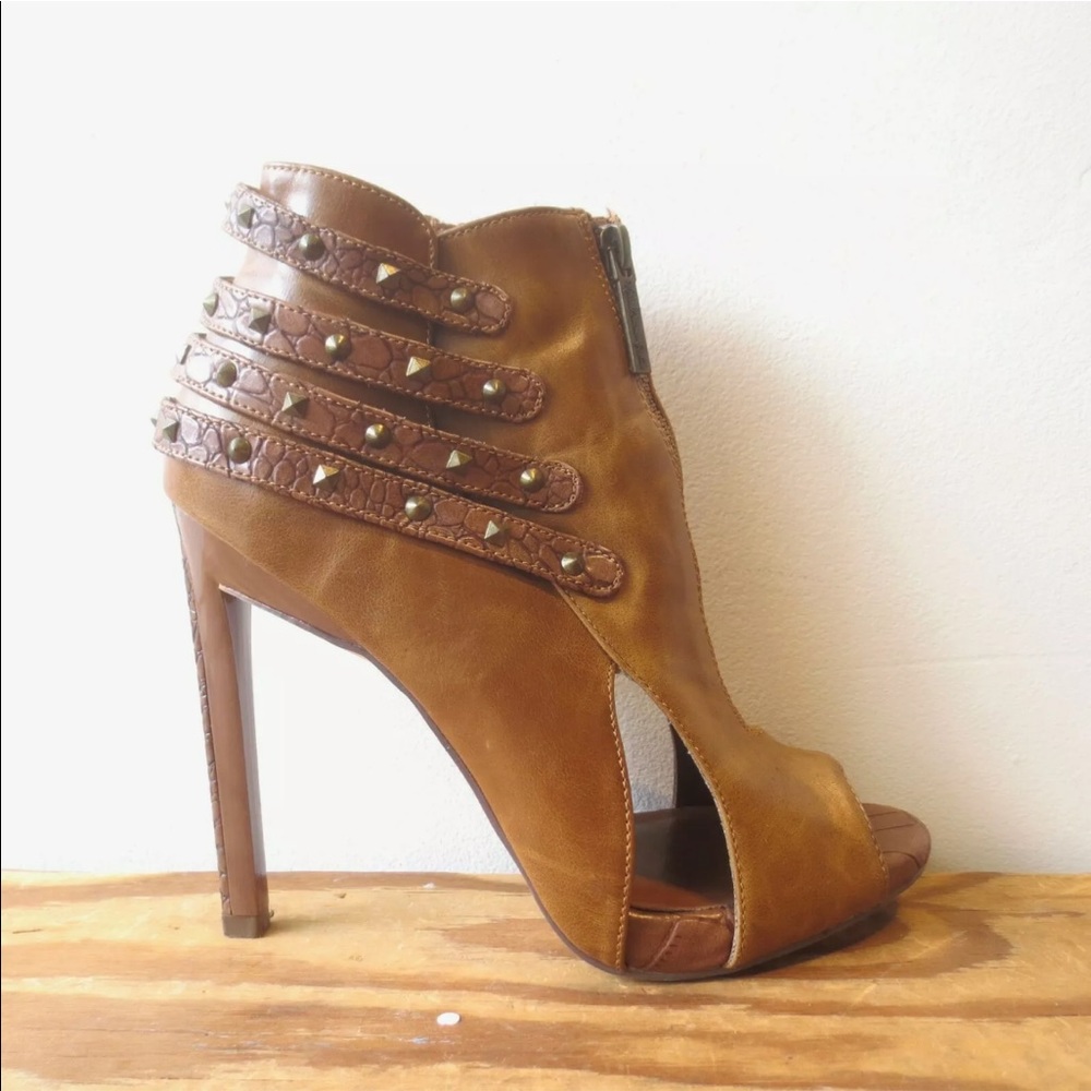 Michael Antonio tan/brown heels!